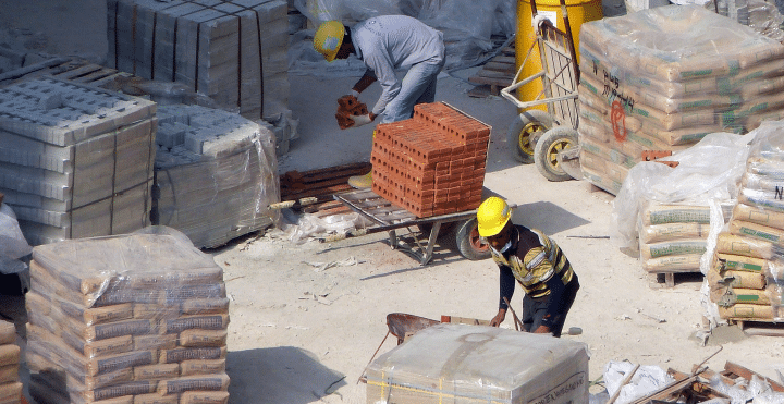 Beton Zement und Zuschlagstoffe mischen