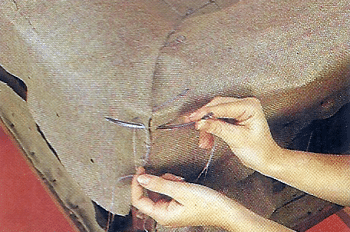 Chesterfield Sofa aufarbeiten: Materialien und Werkzeuge