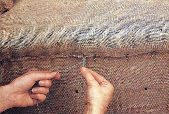 Chesterfield Sofa aufarbeiten: Materialien und Werkzeuge