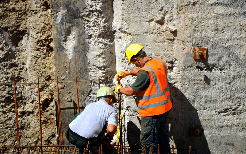 Fundamente graben und Verschalungen herstellen