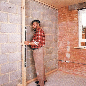 Gipskartonplatten an die Wand nageln und schrauben