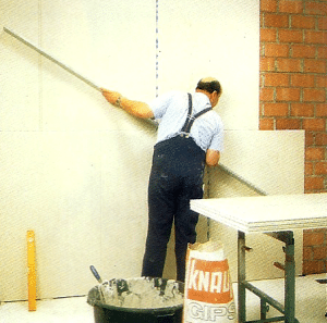 Gipskartonplatten an die Wand nageln und schrauben
