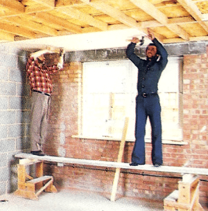 Gipskartonplatten an die Wand nageln und schrauben