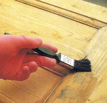 "Holz beizen: verleihen dem Holz eine individuelle Farbe.