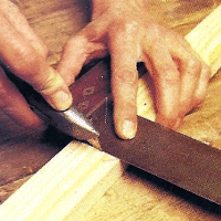 Holz messen und anreißen mit unterschiedlichen Meßwerkzeugen 