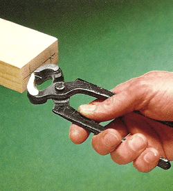 Holzdübel verstärken die Verleimung zweier Bauteile 