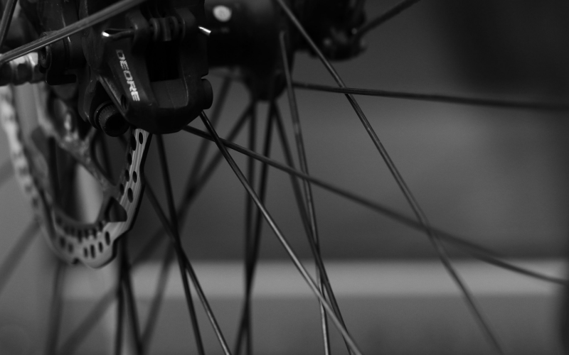 Speichen am Fahrrad korrigieren. Achter und Höhenschläge