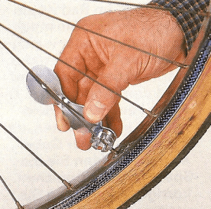 Speichen am Fahrrad korrigieren. Achter und Höhenschläge
