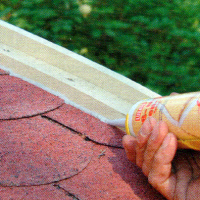 Dach decken, mit Bitumenpappe das Dach decken