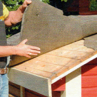 Dach decken, mit Bitumenpappe das Dach decken