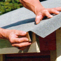 Dach decken, mit Bitumenpappe das Dach decken