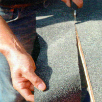 Dach decken, mit Bitumenpappe das Dach decken
