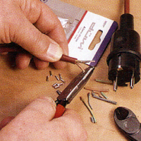 Verlängerungskabel reparieren, zuerst den Stecker ziehen