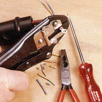 Verlängerungskabel reparieren, zuerst den Stecker ziehen