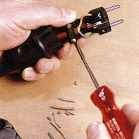 Verlängerungskabel reparieren, zuerst den Stecker ziehen